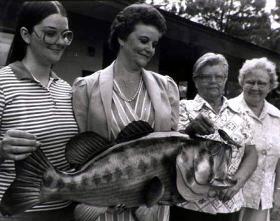 largemouth bass record. record largemouth bass